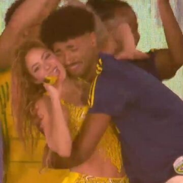 Após vídeo viralizar, Shakira dança hit da Copa com influenciador brasileiro em show em Copacabana