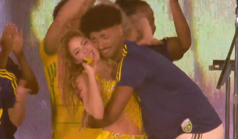 Após vídeo viralizar, Shakira dança hit da Copa com influenciador brasileiro em show em Copacabana
