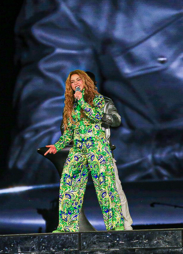 Show histórico de Shakira reúne multidão na praia de Copacabana