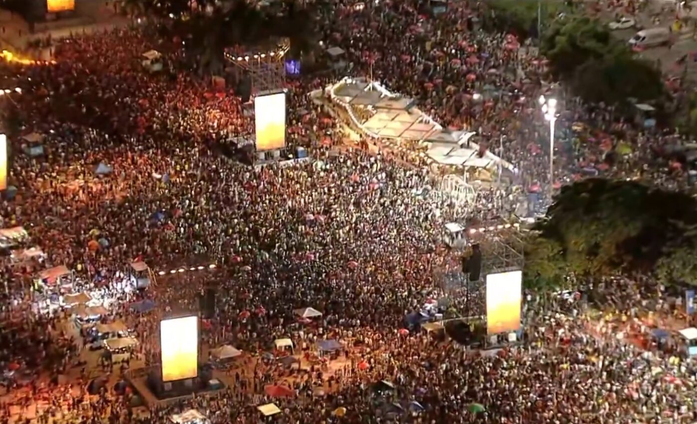 Multidão ocupa praia de Copacabana para show de Shakira