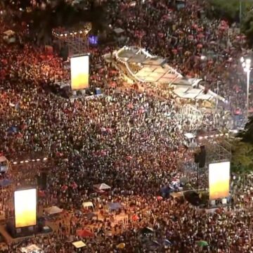 Multidão ocupa praia de Copacabana para show de Shakira