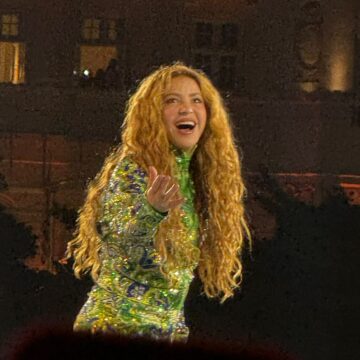 Show histórico de Shakira reúne multidão na praia de Copacabana