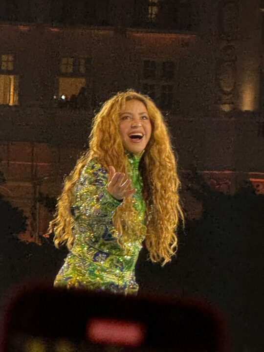 Show histórico de Shakira reúne multidão na praia de Copacabana