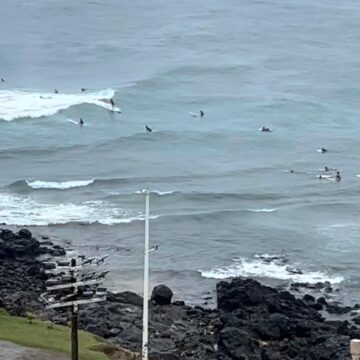 Surfistas aproveitam mar agitado para pegar onda na Barra; veja vídeo