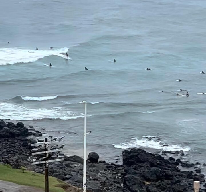 Surfistas aproveitam mar agitado para pegar onda na Barra; veja vídeo