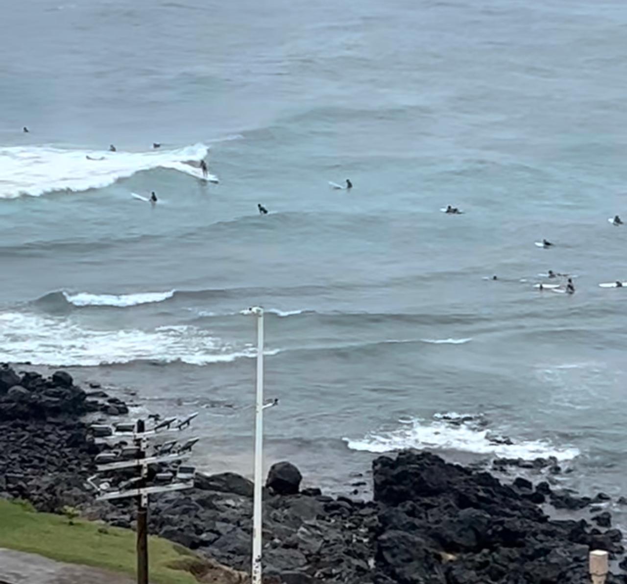 Mar agitado atrai surfistas para a Barra em dia chuvoso; veja vídeo