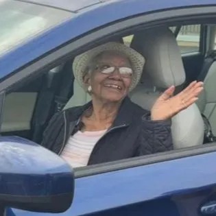 Idosa de 108 anos renova carteira de motorista e poderá dirigir até os 115