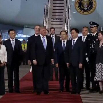Donald Trump desembarca na China para reunião com Xi Jinping em meio a tensão global