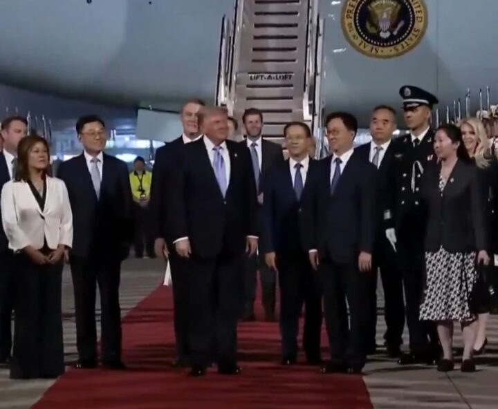 Donald Trump desembarca na China para reunião com Xi Jinping em meio a tensão global