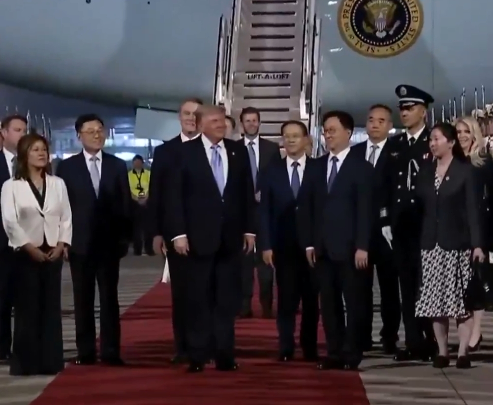 Donald Trump desembarca na China para reunião com Xi Jinping em meio a tensão global