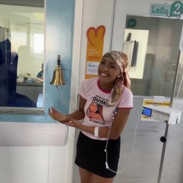 Adolescente recebe surpresa em hospital de Salvador em última sessão de quimioterapia; veja vídeo