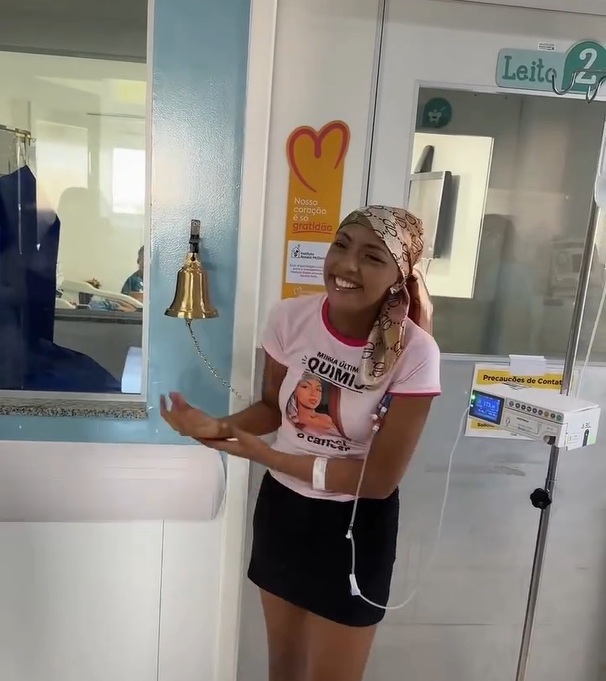 Adolescente recebe surpresa em hospital de Salvador em última sessão de quimioterapia; veja vídeo
