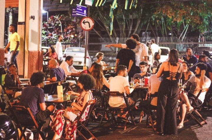 Pesquisa aponta que 7 em cada 10 brasileiros pretendem assistir aos jogos da Copa fora de casa