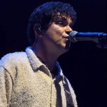 Em show lotado, Jorge Vercillo desce do palco para cantar com fãs em Salvador