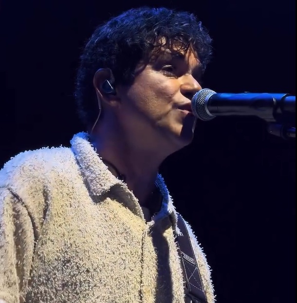 Em show lotado, Jorge Vercillo desce do palco para cantar com fãs em Salvador