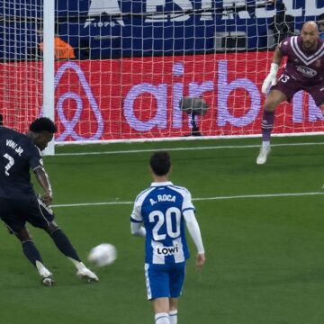 Vini Jr faz dois golaços, Real Madrid vence o Espanyol e adia festa do Barcelona; veja gols