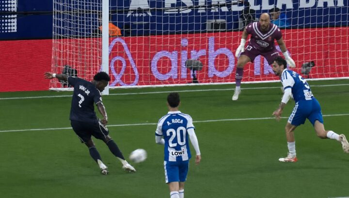 Vini Jr faz dois golaços, Real Madrid vence o Espanyol e adia festa do Barcelona; veja gols