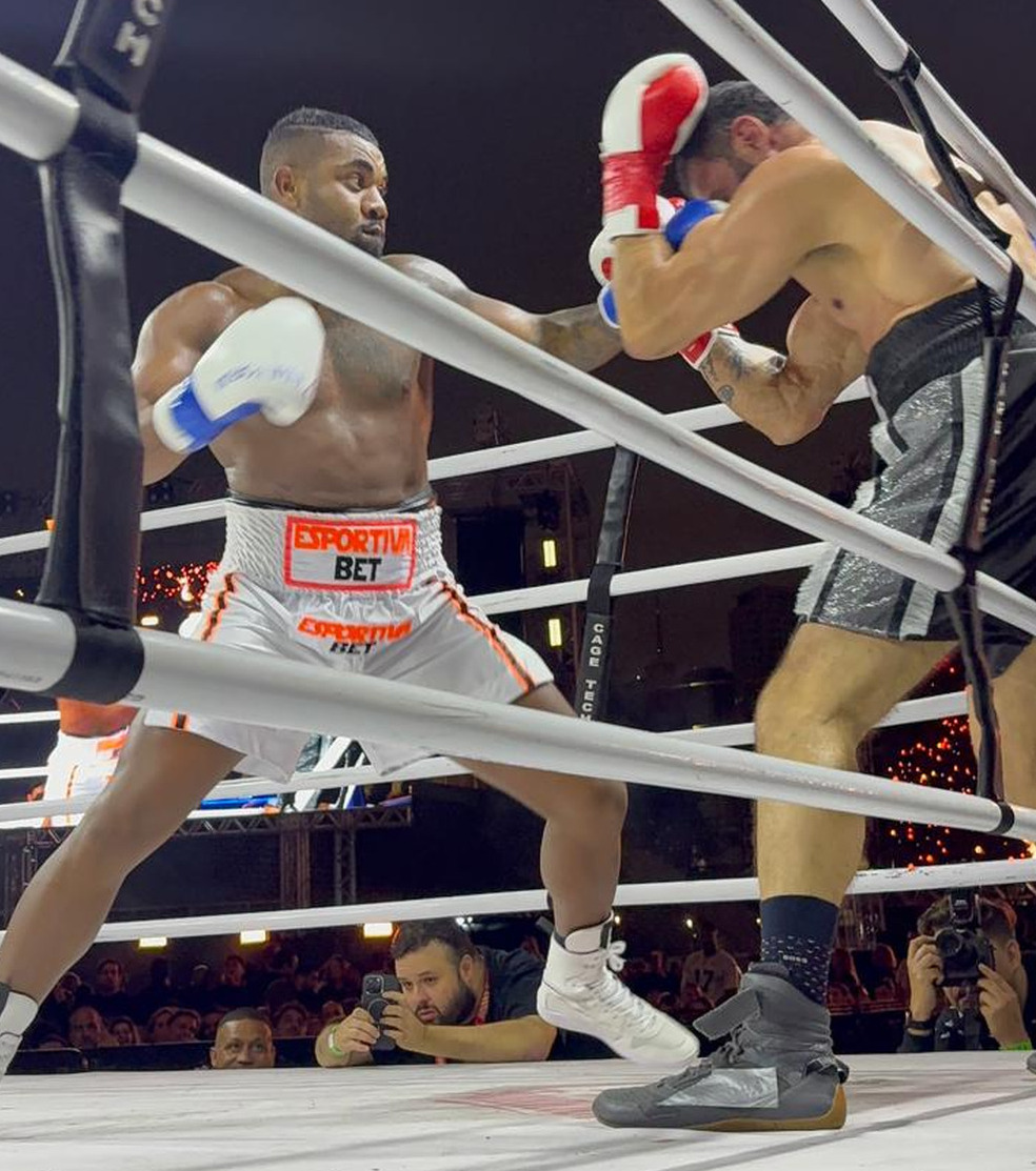 Kléber Bambam vence Davi Brito por nocaute técnico no Fight Music Show