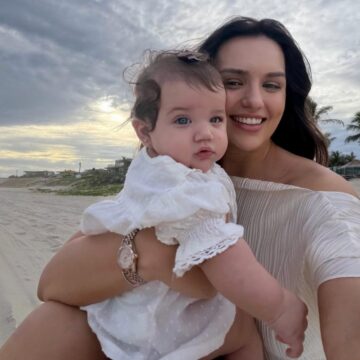 Rafa Kalimann mostra Zuza sorridente em dia de praia; veja fotos
