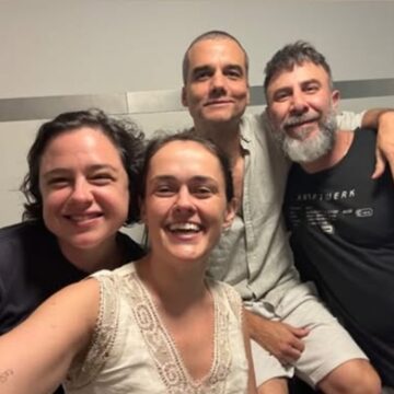 Com novo visual, Wagner Moura estreia turnê europeia de peça lançada em Salvador