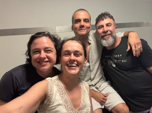 Com novo visual, Wagner Moura estreia turnê europeia de peça lançada em Salvador