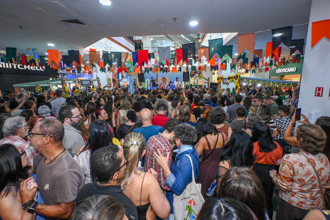Arraiá do Léo Estakazero - Shopping Itaigara 