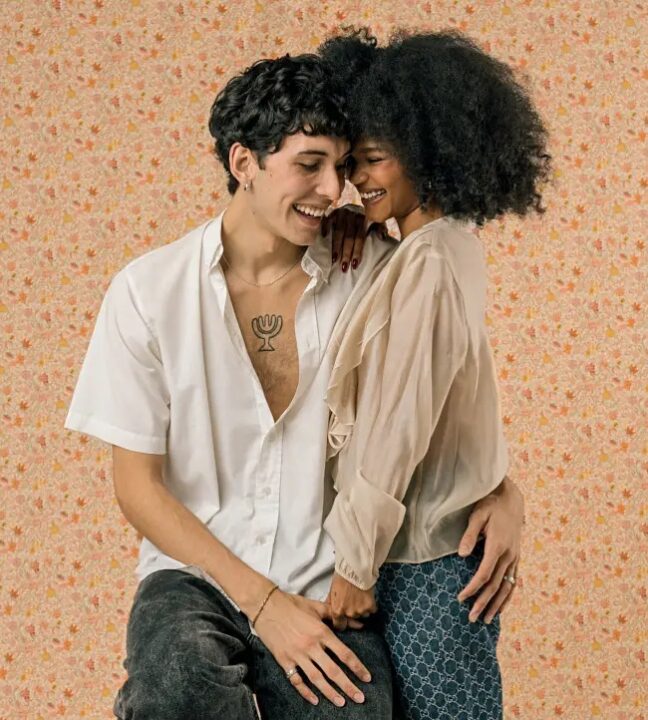 Capa da Veja SP, Agnes Nunes celebra o amor com Tom Ribeira em música lançada no Dia dos Namorados