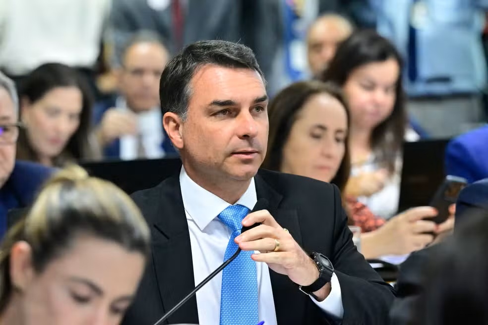 TSE manda suspender pesquisa que apontou queda de Flávio Bolsonaro após caso Banco Master