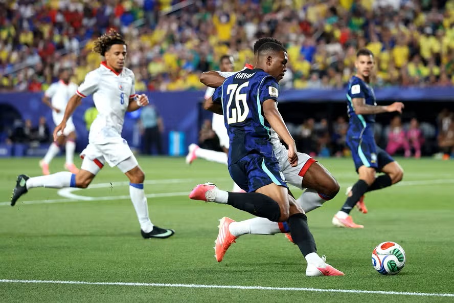 Brasil x Escócia: Rayan substitui Raphinha entre os titulares e Neymar começa no banco