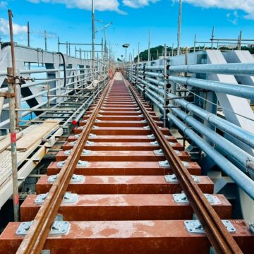 Obras do VLT de Salvador avançam e recebem primeiros trilhos na Ponte São João