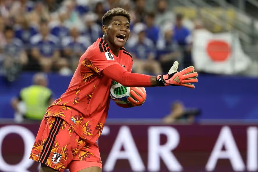 Conheça Zion Suzuki, primeiro goleiro negro do Japão em uma Copa do Mundo