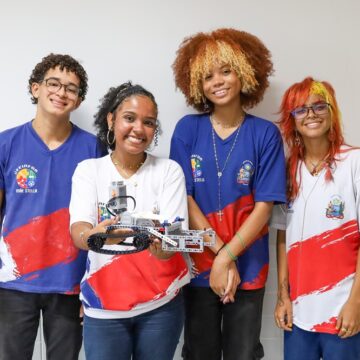 Estudantes de Salvador criam carrinho de Lego que recolhe lixo de praias de forma autônoma