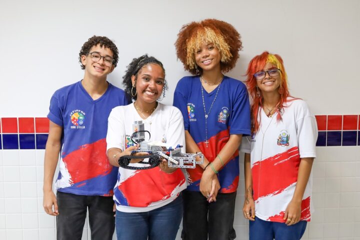 Estudantes de Salvador criam carrinho de Lego que recolhe lixo de praias de forma autônoma