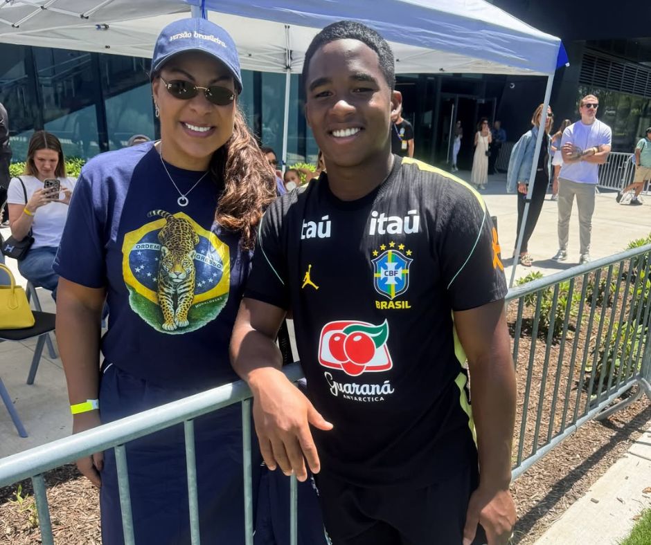 Mãe de Endrick acompanha treino da Seleção nos EUA e celebra reencontro com o filho