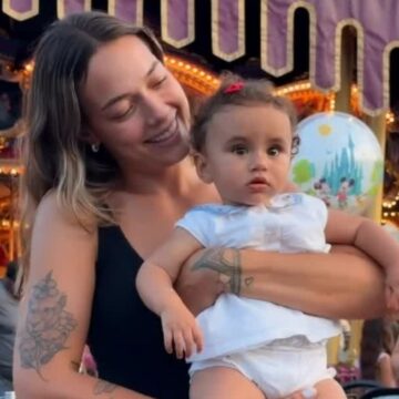 Ex de Neymar, Carol Dantas surge com Mel no colo em passeio com Bruna Biancardi na Disney