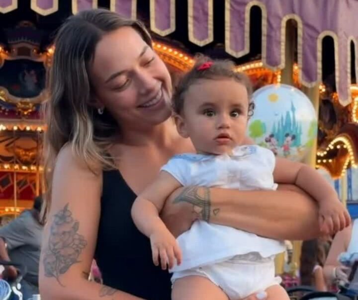 Ex de Neymar, Carol Dantas surge com Mel no colo em passeio com Bruna Biancardi na Disney