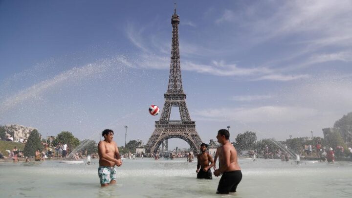 Onda de calor na França provoca mudanças no funcionamento da Torre Eiffel e Museu do Louvre