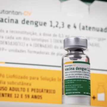 Ministério da Saúde suspende vacina da dengue após registro de mortes e reações graves