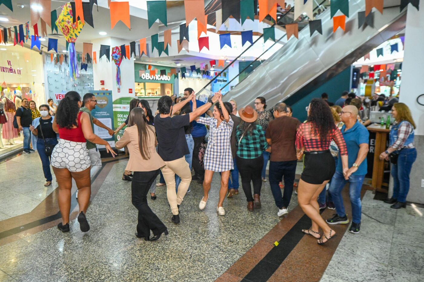 Arraiá do Léo Estakazero - Shopping Itaigara 