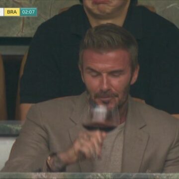 David Beckham é flagrado com taça de vinho em jogo do Brasil e viraliza na Copa