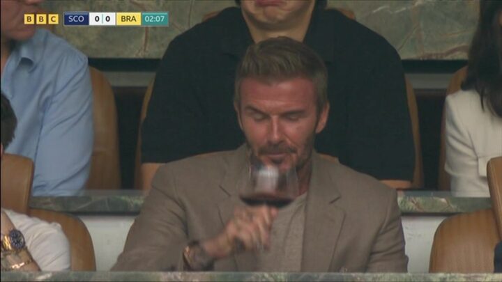 David Beckham é flagrado com taça de vinho em jogo do Brasil e viraliza na Copa