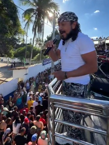 Bell Marques mantém maratona de São João e leva multidão às ruas de Serrinha; veja vídeo
