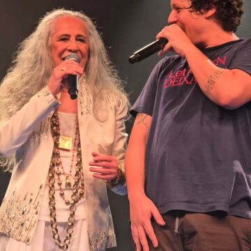 Maria Bethânia prestigia turnê de Chico Chico e faz participação especial em show lotado