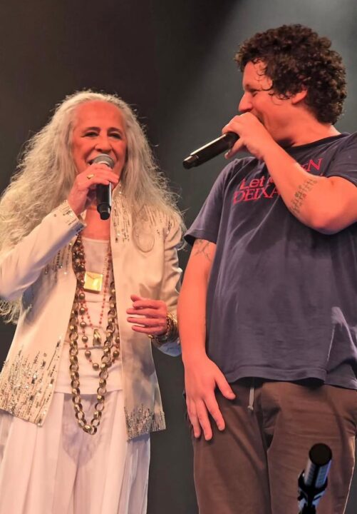 Maria Bethânia prestigia turnê de Chico Chico e faz participação especial em show lotado