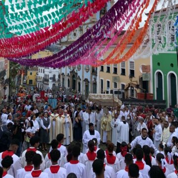 Corpus Christi reúne fiéis em procissão pelas ruas do Centro Histórico de Salvador