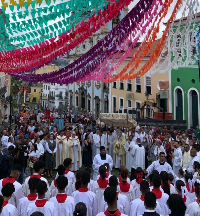Corpus Christi reúne fiéis em procissão pelas ruas do Centro Histórico de Salvador