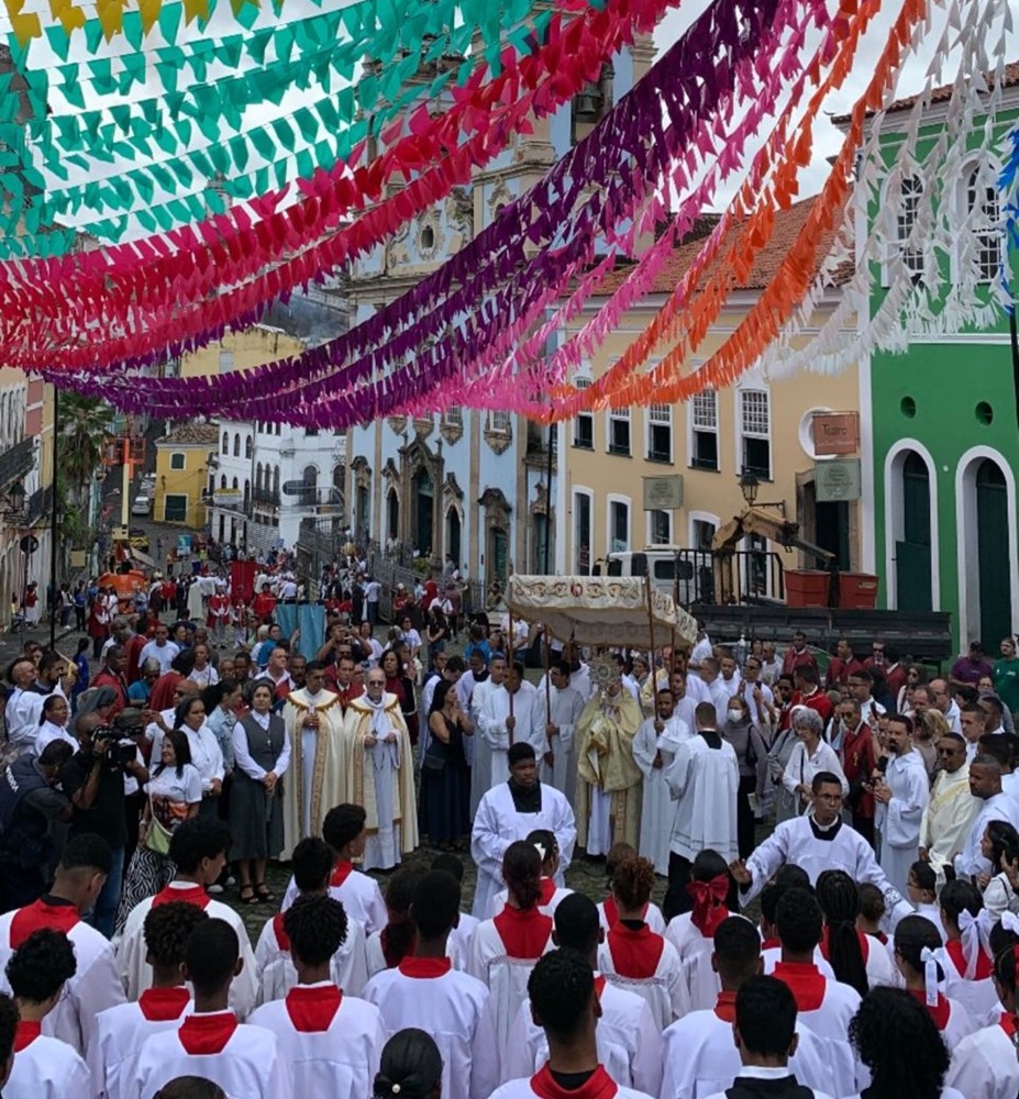 Corpus Christi reúne fiéis em procissão pelas ruas do Centro Histórico de Salvador