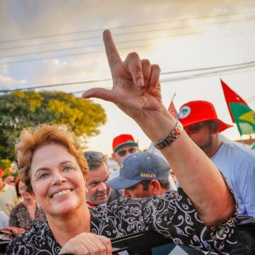 Jerônimo Rodrigues condecora Dilma Rousseff com a maior honraria do estado da Bahia
