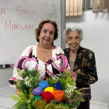 Aos 77 anos, idosa defende TCC e recebe apoio da mãe de 98 na plateia