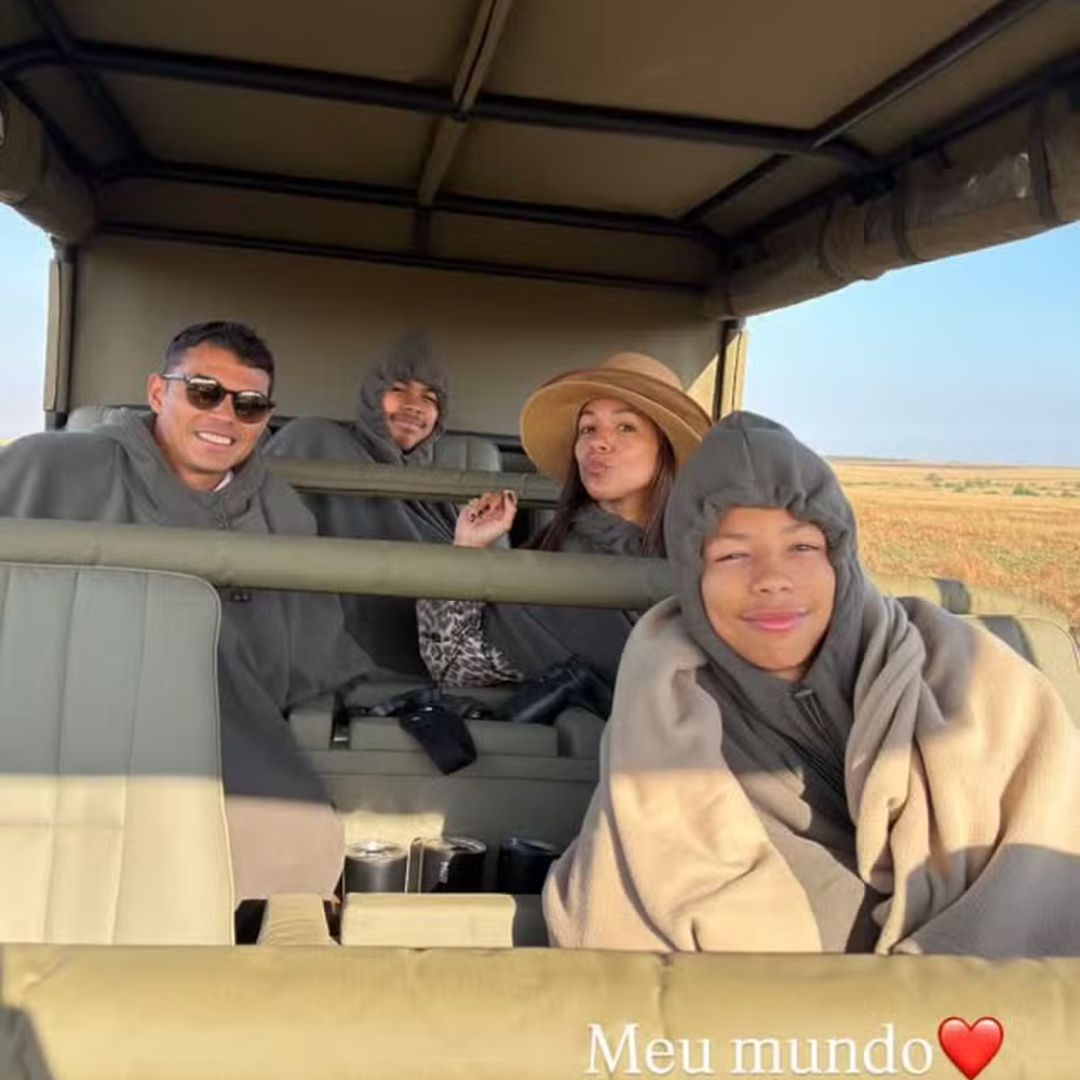 Fora da Copa, Thiago Silva curte viagem em família na Tanzânia